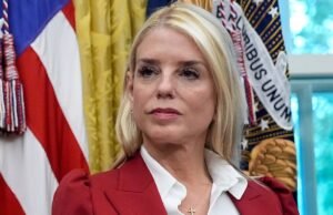 Pam Bondi pediu o lançamento do disco de Epstein em uma campanha publicitária do Super Bowl