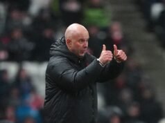 Arne Slott pediu ao Liverpool que encontre consistência após a vitória sobre o Sunderland