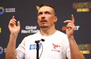 Boxer Usyk aposta título WBC contra kickboxer Verhoeven nas pirâmides egípcias