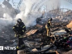 Quatro pessoas, incluindo uma criança, foram mortas em um ataque russo perto de Kharkiv, disse a autoridade