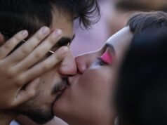 Beijar, compartilhar: o que a saliva pode transmitir no carnaval e como se proteger