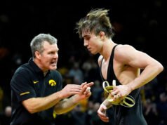 O técnico de luta livre de Iowa, Tom Brands, critica o mau esforço contra Minnesota