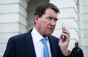 O senador Bill Haggerty acusa Biden de intimação por telefone do DOJ visando a Verizon