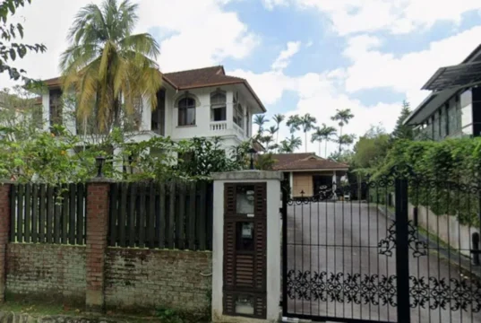 Os netos de Lee Kong Chian compram o bangalô Barker Road por US$ 43,2 milhões e o condomínio Sentosa por US$ 23,9 milhões