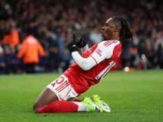 Nigel Winterburn quer mais da descontraída estrela do Arsenal