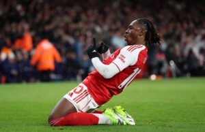 Nigel Winterburn quer mais da descontraída estrela do Arsenal