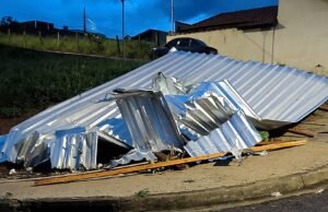 Chuva causa telhados e fechamento de estradas no sul de Minas; A tempestade deve continuar até o início de fevereiro