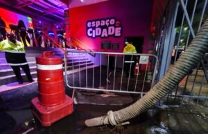 Depois da chuva, a tubulação estourou e a entrada do camarote da Prefeitura de SP, no Anhembi, ficou alagada e com cheiro de esgoto.