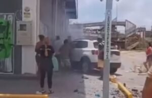 A mulher ficou esmagada embaixo do carro e morreu após a colisão entre os dois carros