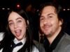 Billie Eilish gera rumores de noivado com rock massivo no Grammy