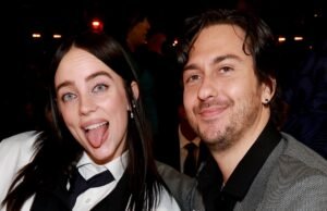 Billie Eilish gera rumores de noivado com rock massivo no Grammy