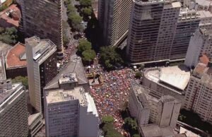 Vista aérea do sábado de Carnaval BH: Galeria de fotos mostra ruas tomadas por multidões