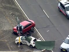 Duas pessoas morreram, um homem está no hospital sob escolta policial após um acidente após uma perseguição policial em Camden South, Sydney