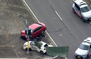 Duas pessoas morreram, um homem está no hospital sob escolta policial após um acidente após uma perseguição policial em Camden South, Sydney