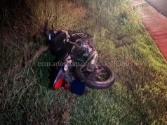 O motociclista morreu após perder o controle da moto e bater em uma árvore no interior da rodovia.