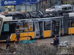 Dois mortos e dezenas de feridos depois que bonde sai dos trilhos e chega a uma loja em Milão
