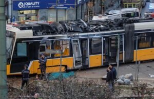 Dois mortos e dezenas de feridos depois que bonde sai dos trilhos e chega a uma loja em Milão