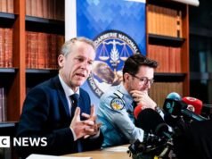 Ex-professora francesa acusada de abusar de 89 adolescentes na década de 1960