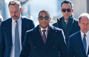 Don Lemon sorri e acena pedindo acusação do lado de fora do tribunal federal em Minnesota