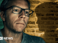 Um agente da dark web encontra pistas na parede do quarto para salvar a garota de anos de sofrimento