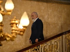 Primeiro-ministro albanês insta autoridades judiciais a impedirem a demissão de ministros