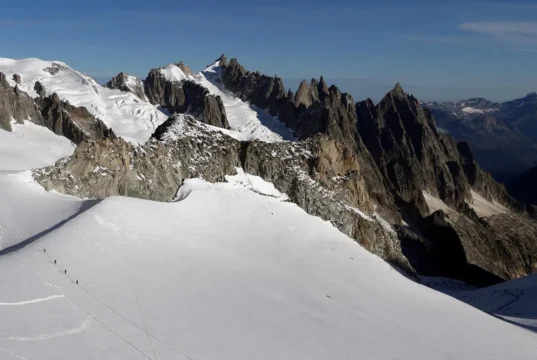Avalanche mata dois esquiadores e fere um perto de Courmayeur, Itália