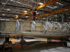 O crescimento industrial do Reino Unido acelerou à medida que as exportações aumentaram pela primeira vez em quatro anos