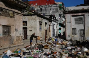 Lixo se acumula em Havana, Cuba; caminhão de lixo parado devido a estrangulamento nos EUA