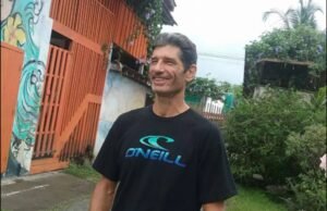 Lenda do surf americano morta em assalto a apartamento na Costa Rica, namorada sobrevive
