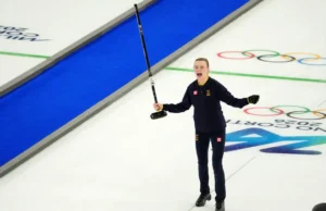 A jogadora sueca de curling Isabella Ranaa está radiante após ganhar o ouro em sua primeira aparição