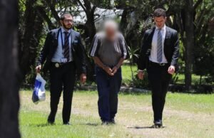 Homem idoso acusado de suposto caso histórico de agressão sexual enquanto tecnologia inovadora de DNA resolve casos arquivados