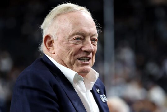 Jerry Jones planeja ‘estourar o orçamento’ em agência gratuita para ajudar os Cowboys defensivamente