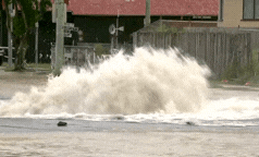 Um cano rompido causou enormes interrupções no abastecimento de água, interrompendo a Escola Estadual de Tingalpa e 45 casas em Brisbane