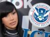 Cardi B, brincando, ameaça ‘pular’ no ICE em seu show