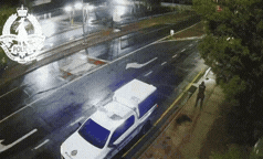 Motorista é preso após supostamente bater em carro da polícia depois que policial disparou em Alice Springs