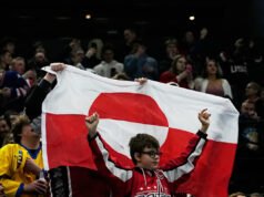 Torcedores ergueram a bandeira da Groenlândia em jogo de hóquei entre EUA e Dinamarca e dizem que foi um gesto pró-europeu