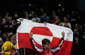 Torcedores ergueram a bandeira da Groenlândia em jogo de hóquei entre EUA e Dinamarca e dizem que foi um gesto pró-europeu
