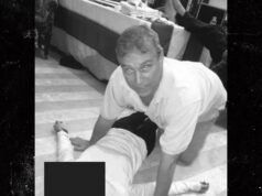 Ex-príncipe Andrew fotografado inclinando-se sobre uma mulher em arquivos de Epstein