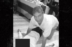 Ex-príncipe Andrew fotografado inclinando-se sobre uma mulher em arquivos de Epstein