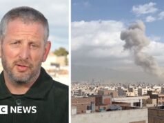 A fumaça está subindo em Teerã com o som de explosões em todo o país