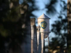 A Warner Bros. rejeitou a oferta revisada da Paramount, mas deu ao estúdio uma semana para negociar um acordo melhor.
