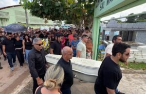 ‘Lara era tudo para mim’, diz pai náufrago durante despedida na Amazônia