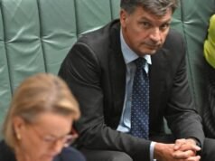 Angus Taylor deixa a bancada do Partido Liberal em sinal do crescente desafio de liderança.