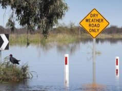 Chuva atingiu o norte de Queensland em alerta máximo em meio à ameaça de ciclones gêmeos