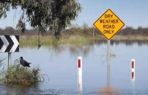 Chuva atingiu o norte de Queensland em alerta máximo em meio à ameaça de ciclones gêmeos