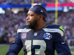 Ernest Jones, dos Seahawks, grita mensagem aos que duvidam no desfile do Super Bowl: ‘Foda-se’
