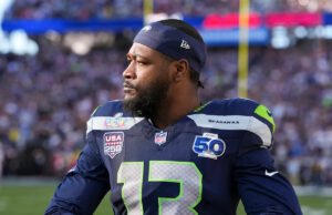 Ernest Jones, dos Seahawks, grita mensagem aos que duvidam no desfile do Super Bowl: ‘Foda-se’