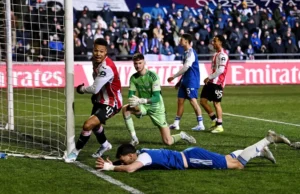 Brentford venceu Macclesfield por 1 a 0 com um gol contra na FA Cup