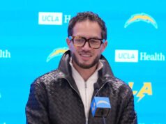 ASSISTIR: Jim Harbaugh e Mike McDaniels dos Chargers vistos no jogo do Lakers