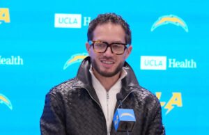 ASSISTIR: Jim Harbaugh e Mike McDaniels dos Chargers vistos no jogo do Lakers